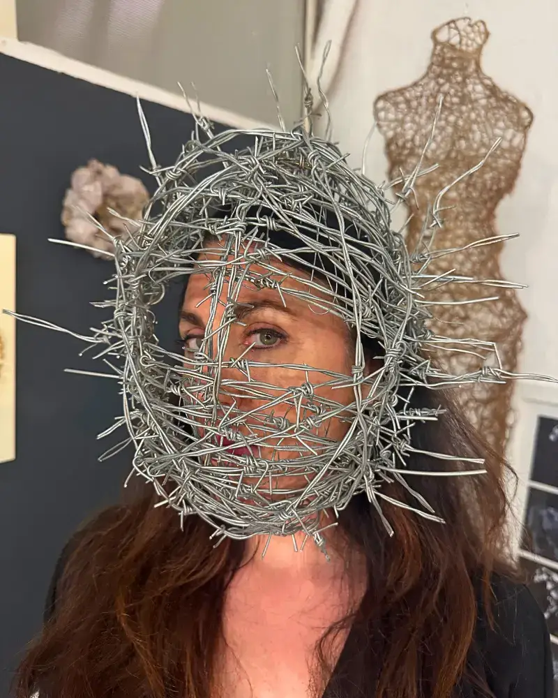 Francesca Romana Pinzari con maschera scultorea in filo spinato – arte identitaria e performativa a EOLIÈ 25