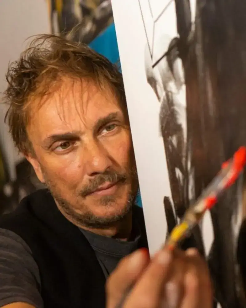Marco Tamburro dipinge in studio – artista contemporaneo al Festival EOLIÈ 25