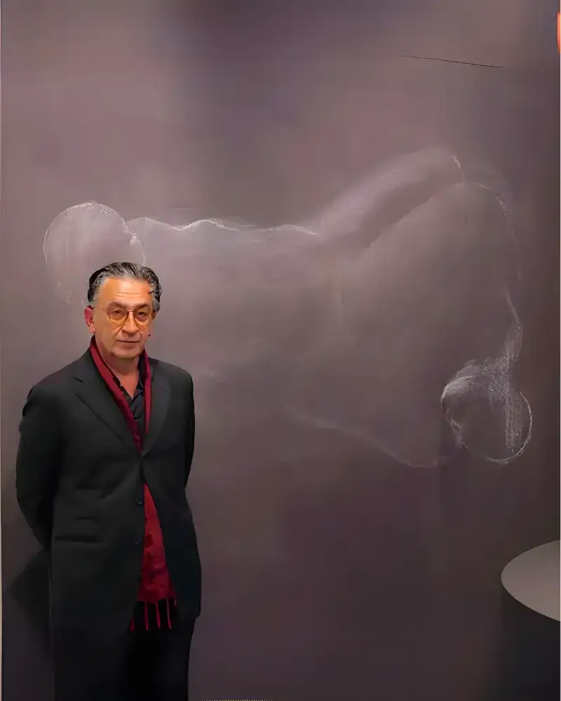 Oliviero Rainaldi accanto a una delle sue opere, artista ospite del Festival EOLIÈ 2025 alle Isole Eolie.