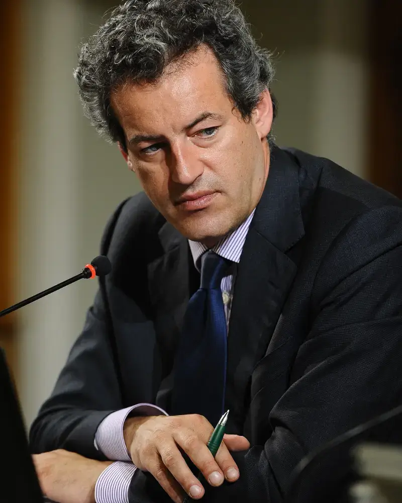 Sebastiano Barisoni a Sebastiano Barisoni, giornalista economico e conduttore di Radio 24, partecipa al festival Eoliè 25 con un intervento sul rapporto tra economia, fiducia e tradimento