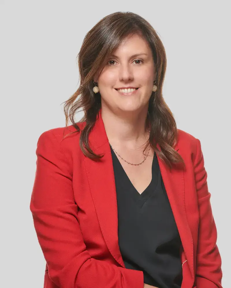 Chiara Braga, politica ospite di EOLIè25. indossa un vestito rosso.