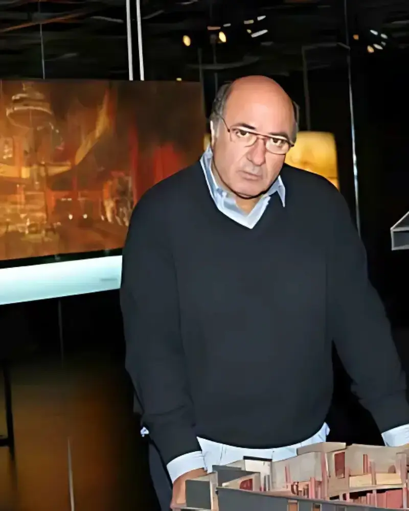 Dante Ferretti ritratto con modello di scenografia – Eoliè25