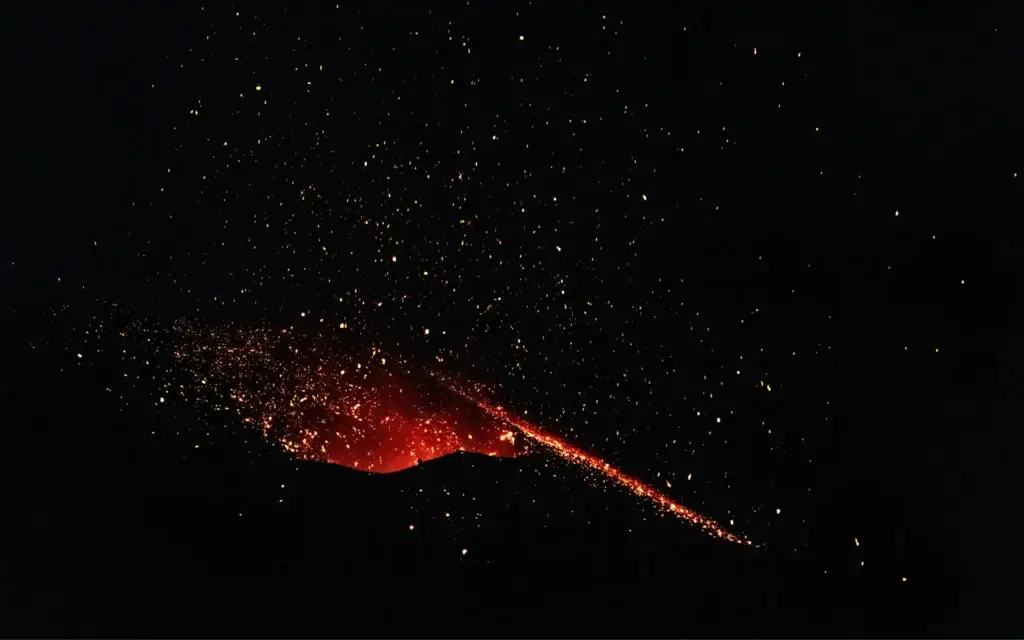 Eruzione notturna del vulcano Stromboli con lapilli incandescenti – simbolo naturale del Festival EOLIÈ alle Isole Eolie.