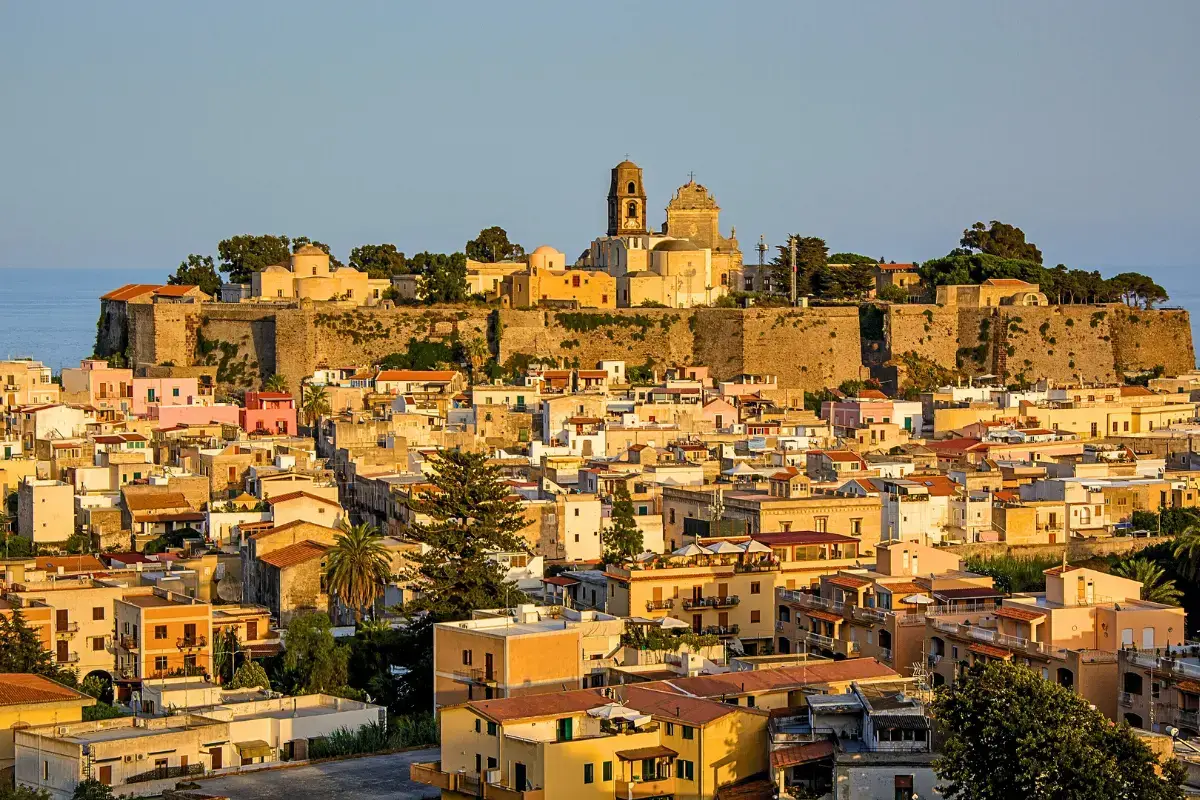 Veduta del centro storico di Lipari con il Castello al mattino, isola principale delle Eolie
