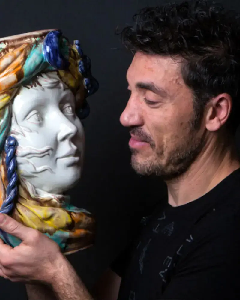 Nicolò Morales con una Testa di Moro in ceramica, Caltagirone, Eoliè25