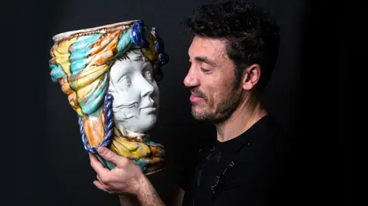 Nicolò Morales con una Testa di Moro in ceramica, Caltagirone, Eoliè25