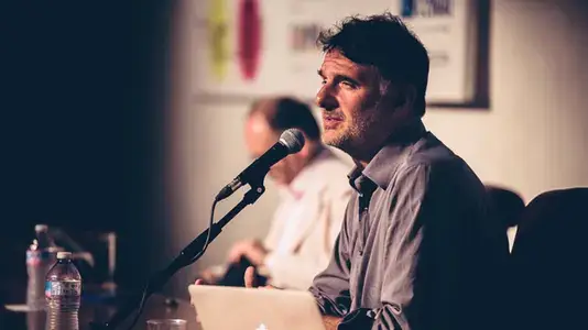 Pierpaolo Bellini durante una conferenza, sociologo ospite del Festival EOLIÈ 2025