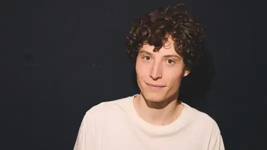 Ritratto di Riccardo Pedicone, artista ospite del Festival EOLIè25 – autore contemporaneo con uno sguardo ironico e profondo sul mondo.