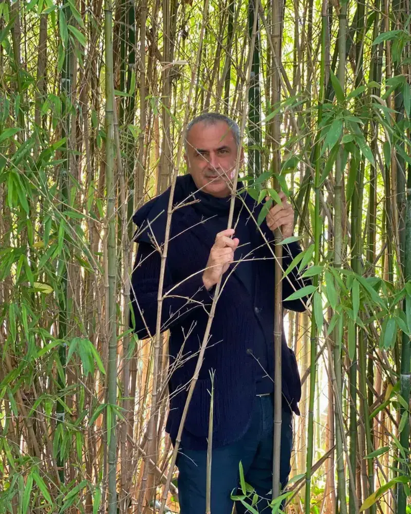 Ritratto simbolico in bianco e nero di Ruggero Benedetto tra i canneti, scrittore presente a Eoliè 25.