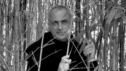 Ruggero Benedetto tra i canneti, scrittore protagonista di Eoliè25 sul tema Amore e Tradimento. Foto in bianco e nero.
