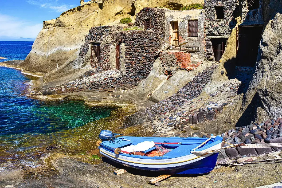 Case scavate nella roccia vulcanica nella baia di Pollara a Salina, Isole Eolie
