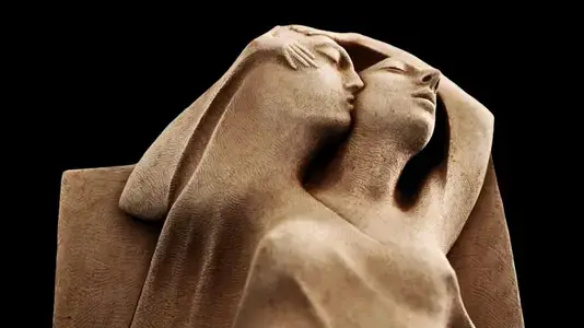 Scultura Gaia e Urano di Salvatore Rizzuti – rappresentazione simbolica dell’amore mitico e del legame eterno, opera esposta a EOLIÈ 25.