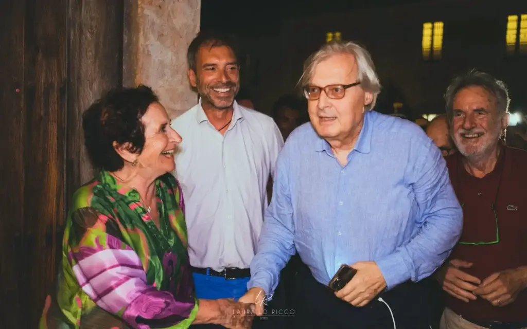 Vittorio Sgarbi al Festival EOLIÈ durante un incontro culturale nelle Isole Eolie, evento dedicato ad arte, letteratura e società.