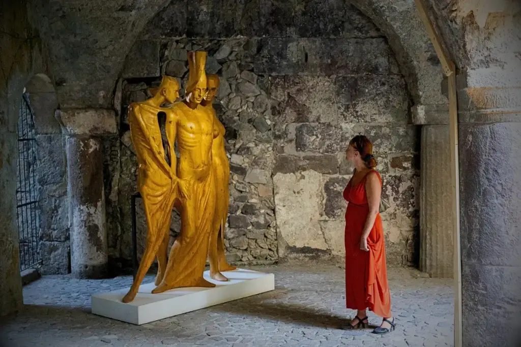 Installazione “Canto delle Sirene 3” di Salvatore Rizzuti esposta nel Chiostro Normanno Benedettino di Lipari durante il festival EOLiè 2025