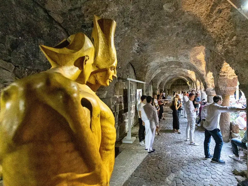 Scultura Canto delle Sirene 3 di Salvatore Rizzuti con il pubblico al Chiostro di Lipari durante la mostra