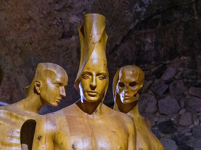 Scultura lignea “Canto delle Sirene 3” di Salvatore Rizzuti esposta al Chiostro di Lipari