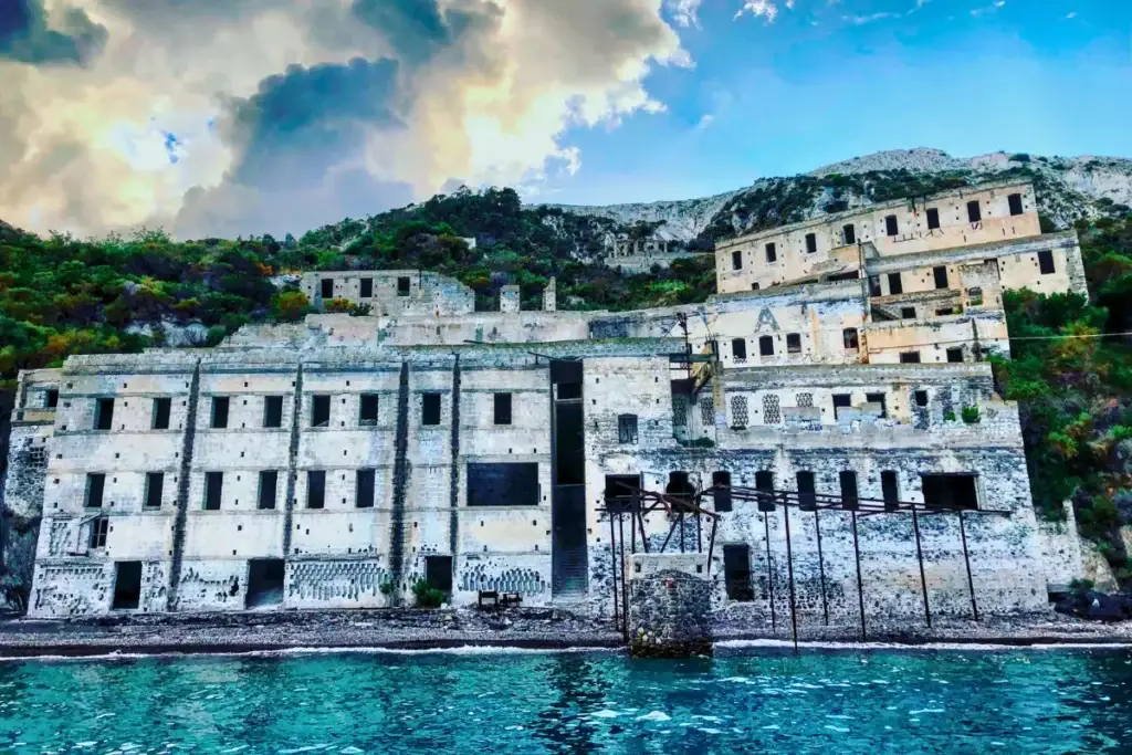 Rovine della cava di pomice a Lipari viste dal mare, patrimonio di archeologia industriale e paesaggio culturale eoliano