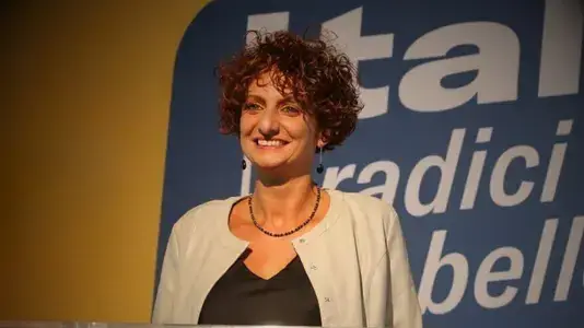 Eliana Longi, deputata e ospite a Eoliè25, durante un intervento pubblico.