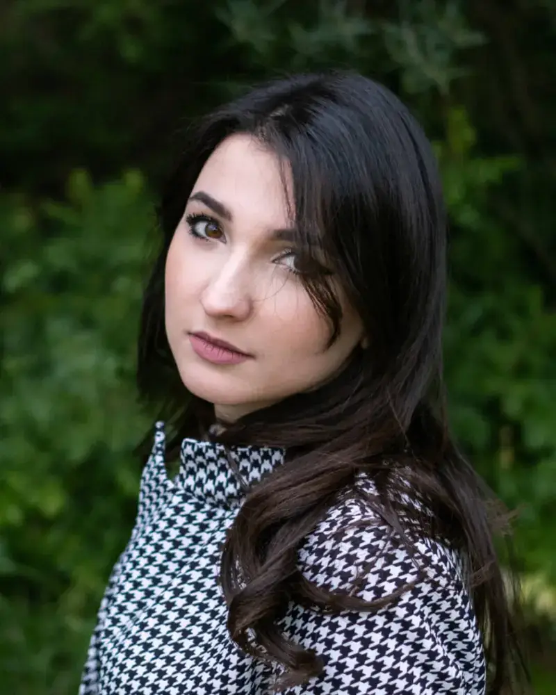 Giovanna Magro – cantante jazz siciliana, ritratto all’aperto, capelli lunghi, sguardo intenso. Partecipazione al festival EOLIè 2025.