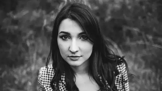 Ritratto in bianco e nero della cantante jazz Giovanna Magro, ospite del festival Eolié25