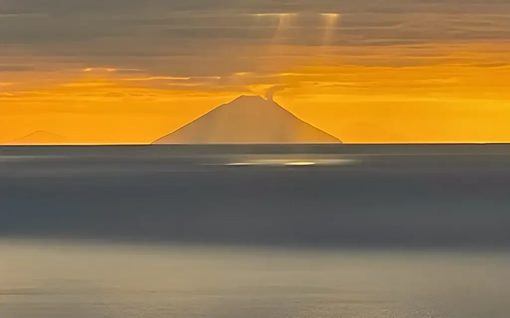 Tramonto sulle Isole Eolie con vista sullo Stromboli – immagine ufficiale del Festival EOLIÈ25