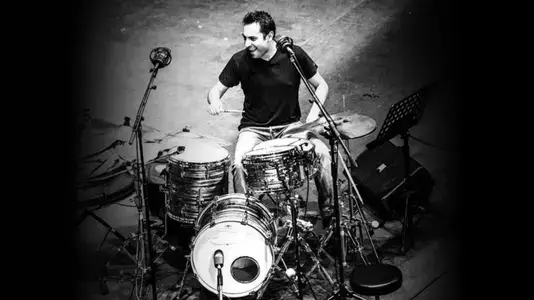 Peppe Tringali alla batteria durante un’esibizione live – Eolié25