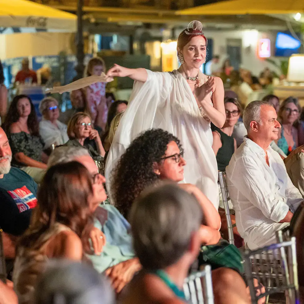 Giuditta Sin durante la danza di Salomè al Festival Eoliè25 a Lipari, piazza Marina Corta