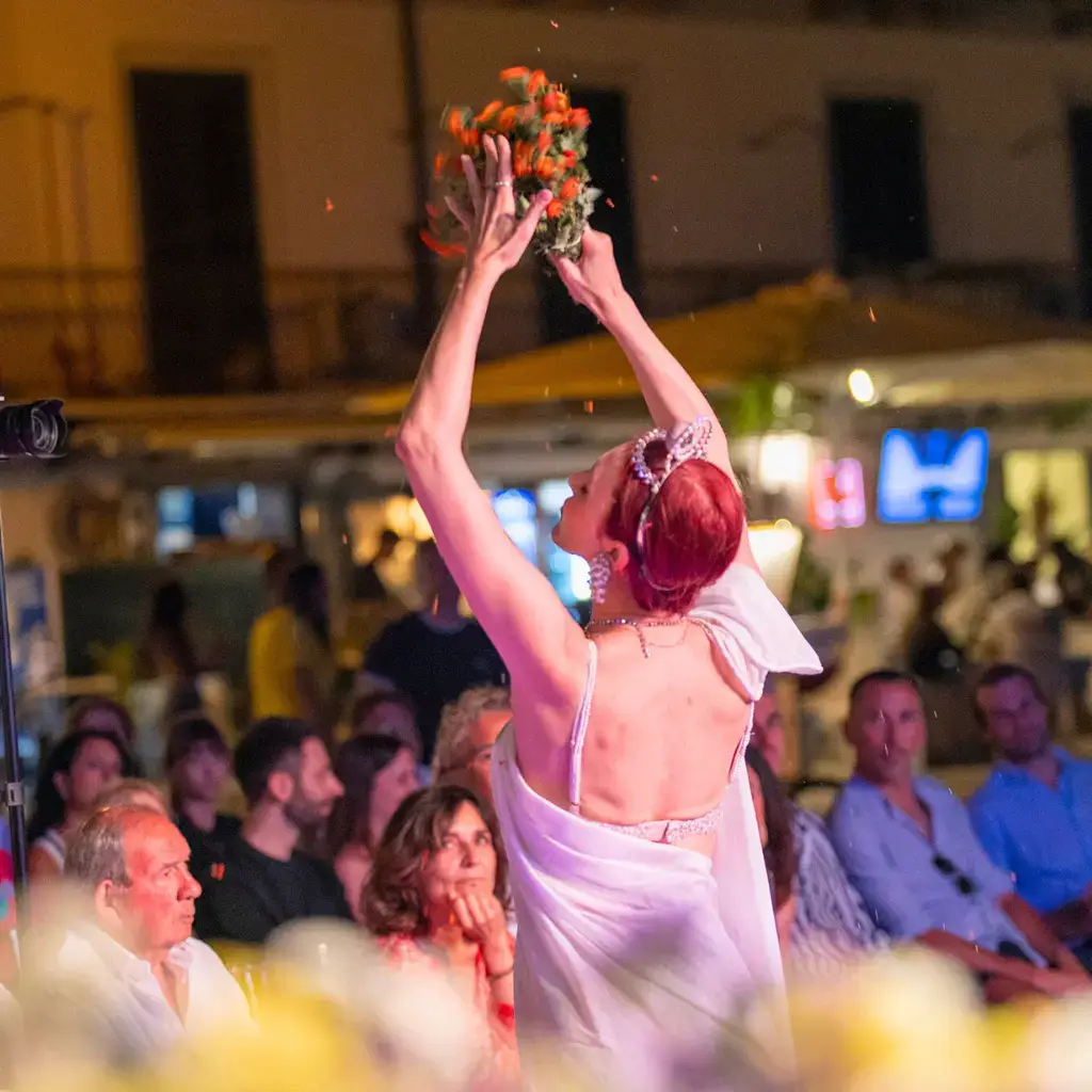 Giuditta Sin durante la danza di Salomè al Festival Eoliè25 a Lipari, piazza Marina Corta