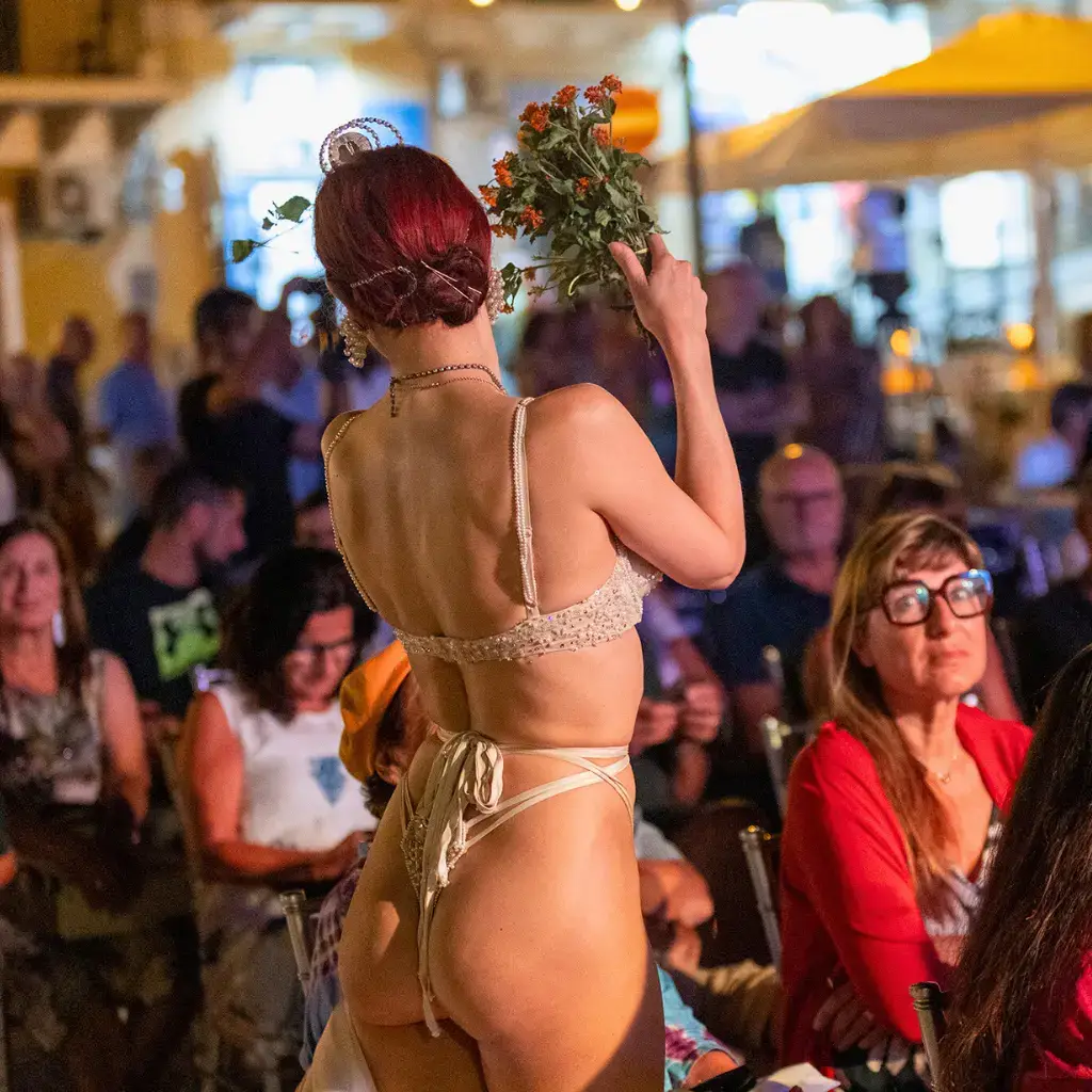 Giuditta Sin durante la danza di Salomè al Festival Eoliè25 a Lipari, piazza Marina Corta