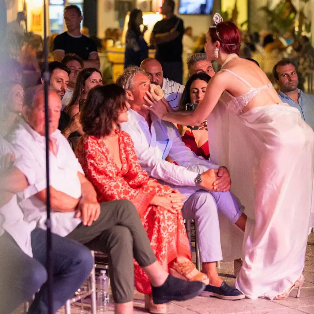 Giuditta Sin durante la danza di Salomè al Festival Eoliè25 a Lipari, piazza Marina Corta