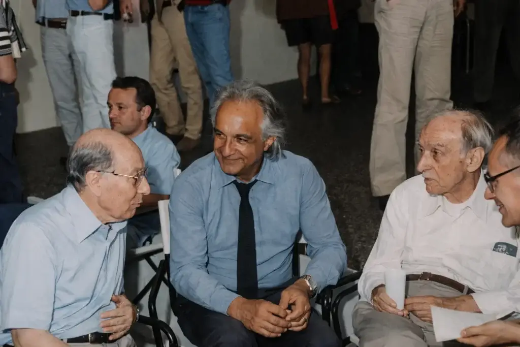 Antonino Zichichi in dialogo con colleghi scienziati durante un evento scientifico