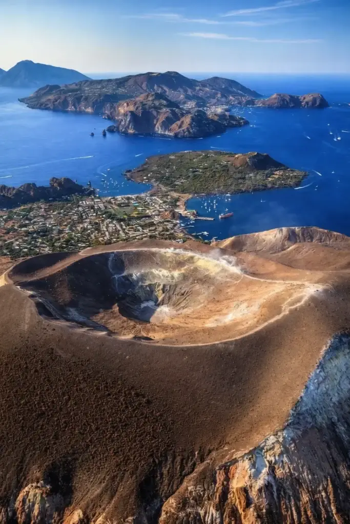 Cratere vulcanico nelle Isole Eolie, esempio di laboratorio naturale a cielo aperto in Sicilia