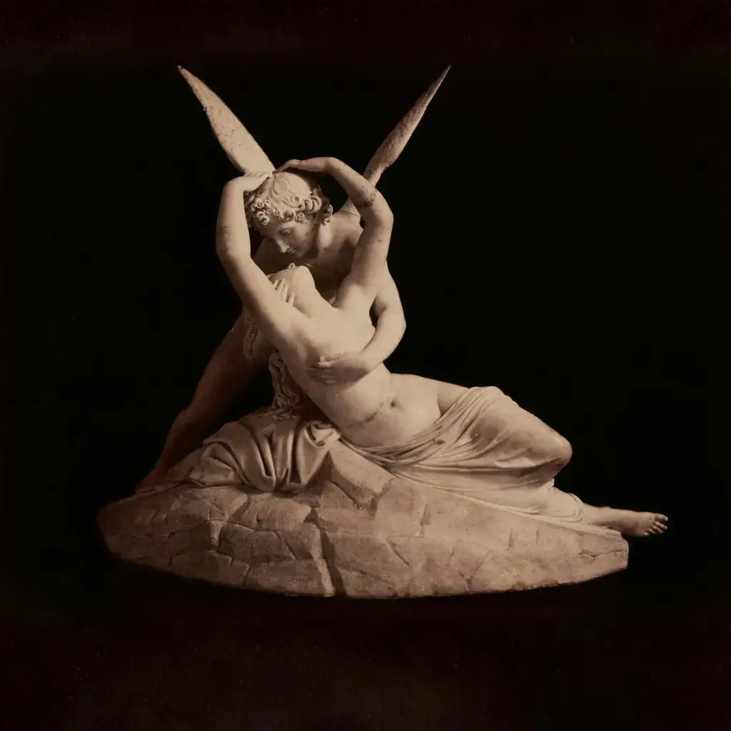 Scultura classica di Psiche e Amore simbolo dell’inconscio nel tema Abisso e Mistero di Eoliè26