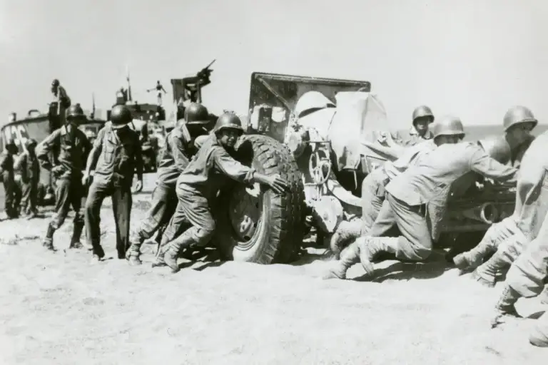 Soldati americani sbarcano armamenti nei pressi di Patti nel 1943 durante la Seconda guerra mondiale