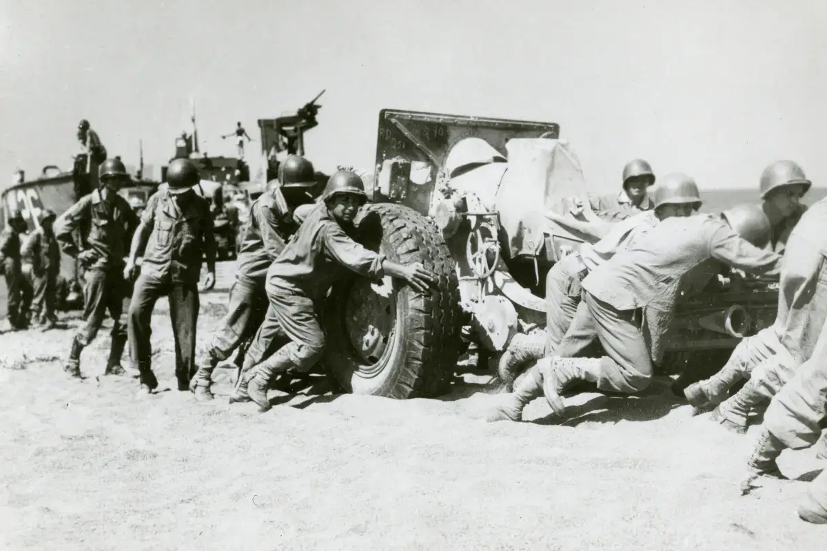 Soldati americani sbarcano armamenti nei pressi di Patti nel 1943 durante la Seconda guerra mondiale
