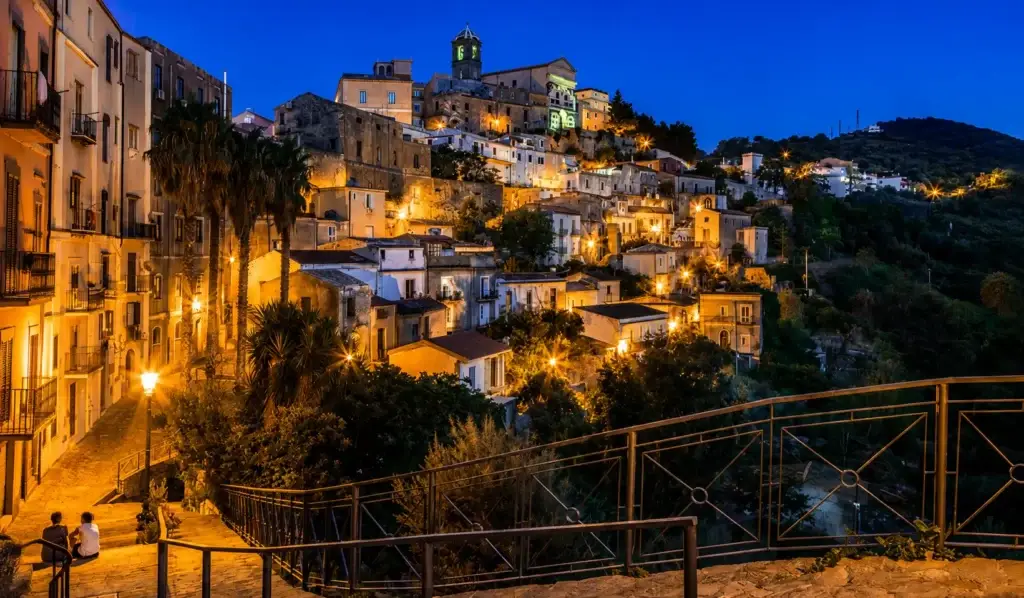 Veduta serale del centro storico di Patti in Sicilia illuminato al crepuscolo