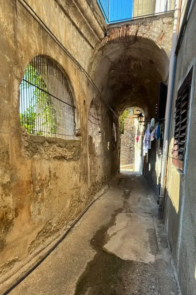 Passetto medievale di Via Vizzolo nel centro storico di Patti, sede della mostra Eoliè Off